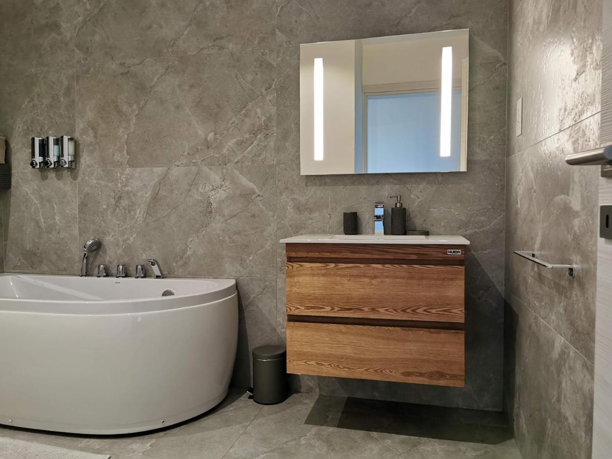 Duplex Maisonette With Heated P-Pool And Jacuzzi Saint Julian's Bagian luar foto